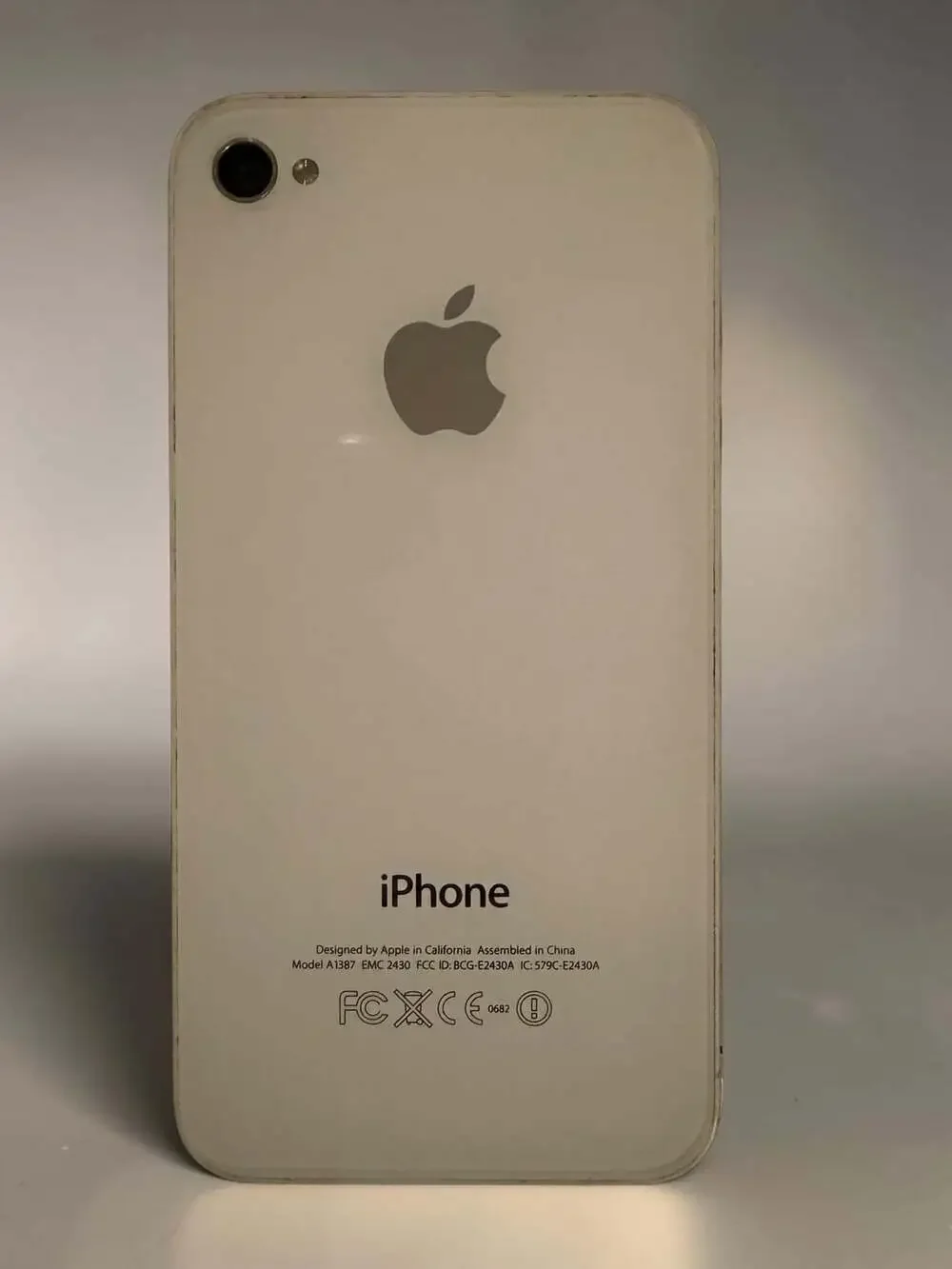 Apple iPhone 4S Model A1387 White Smartphone LOCKED to owner